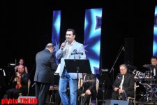 Микрофон Элтона Джона достался Эльтону Гусейналиеву: "Один цветок может быть прекраснее, чем множество цветов" (фотосессия)