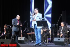 Микрофон Элтона Джона достался Эльтону Гусейналиеву: "Один цветок может быть прекраснее, чем множество цветов" (фотосессия)