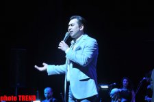 Микрофон Элтона Джона достался Эльтону Гусейналиеву: "Один цветок может быть прекраснее, чем множество цветов" (фотосессия)