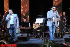 Микрофон Элтона Джона достался Эльтону Гусейналиеву: "Один цветок может быть прекраснее, чем множество цветов" (фотосессия)