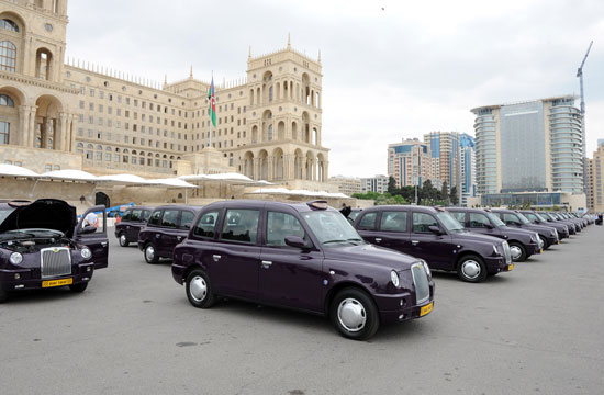 Президент Азербайджана Ильхам Алиев ознакомился с доставленными в Баку новыми автомобилями (ФОТО)