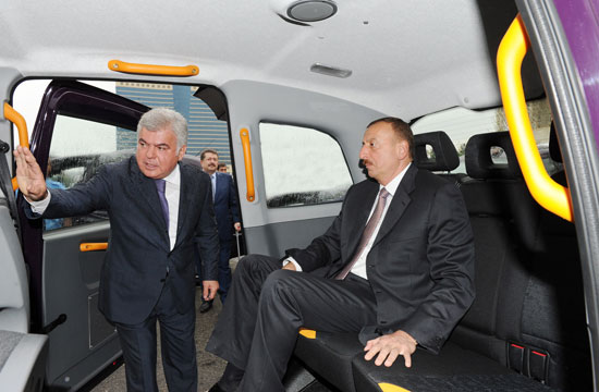 Президент Азербайджана Ильхам Алиев ознакомился с доставленными в Баку новыми автомобилями (ФОТО)