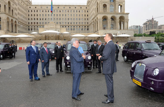 Президент Азербайджана Ильхам Алиев ознакомился с доставленными в Баку новыми автомобилями (ФОТО)