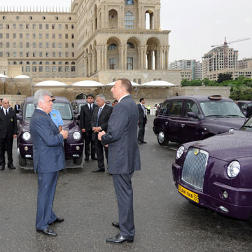 Президент Азербайджана Ильхам Алиев ознакомился с доставленными в Баку новыми автомобилями (ФОТО)