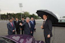 Президент Азербайджана Ильхам Алиев ознакомился с доставленными в Баку новыми автомобилями (ФОТО)