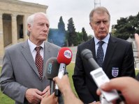 Участники легендарного финала Англия-Германия почтили память азербайджанского арбитра Тофика Бахрамова (видео-фотосессия)