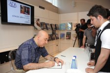 Чингиз Абдуллаев провел встречу с читателями (фотосессия)