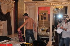 Самовлюбленный певец Акпер, танцовщица... - за кулисами "летнего хита" (фотосессия)