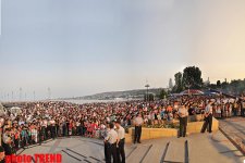 Праздничный концерт и салют в Баку в честь Дня национального спасения (фотосессия)