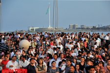 Праздничный концерт и салют в Баку в честь Дня национального спасения (фотосессия)
