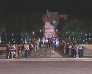 Три поколения бакинцев заступили на вахту памяти у памятника Мехти Гусейн-заде (видео)