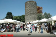 В Баку появились красочные Девичьи Башни, созданные зарубежными художниками и детьми (фотосессия)