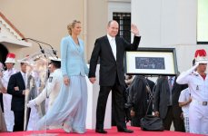 Фотосет со свадьбы князя Альбера II и Шарлен Уитсток