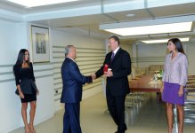 Президент Азербайджана вручил группе общественных деятелей орден "Достлуг" и медаль "Терегги" (ФОТО)