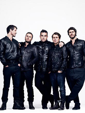 В самолет с участниками Take That попала молния