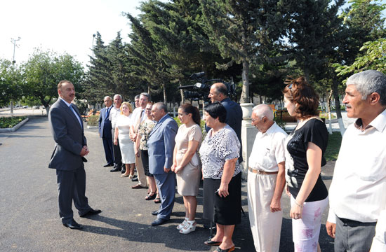 Президент Ильхам Алиев: Во всех поселках до 2013 года будут решены основные социально-экономические вопросы (версия 2) (ФОТО)