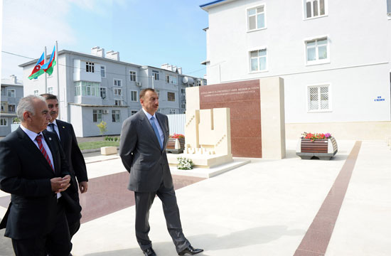 Президент Ильхам Алиев: Во всех поселках до 2013 года будут решены основные социально-экономические вопросы (версия 2) (ФОТО)