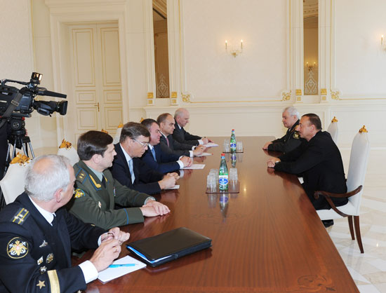 Azerbaijani President receives Russian Defense Minister (PHOTO)