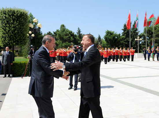 Turkey`s PM officially welcomed to Azerbaijan (PHOTO)
