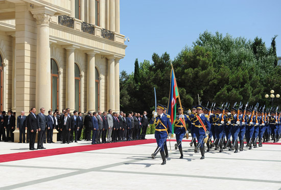 Turkey`s PM officially welcomed to Azerbaijan (PHOTO)