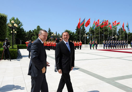 Turkey`s PM officially welcomed to Azerbaijan (PHOTO)