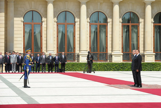 Turkey`s PM officially welcomed to Azerbaijan (PHOTO)
