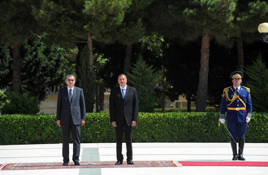 Turkey`s PM officially welcomed to Azerbaijan (PHOTO)