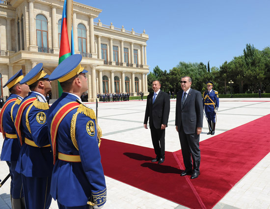 Turkey`s PM officially welcomed to Azerbaijan (PHOTO)