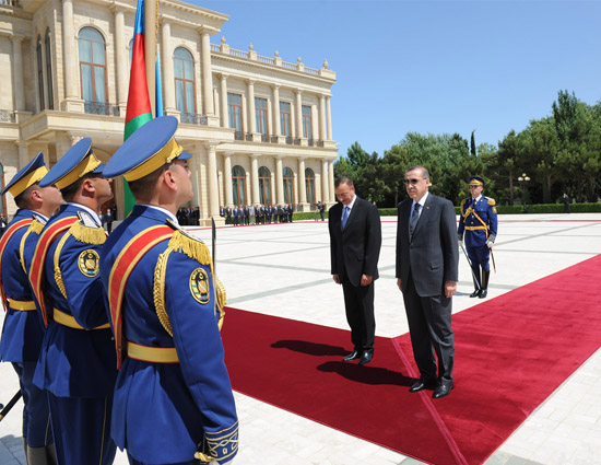 Turkey`s PM officially welcomed to Azerbaijan (PHOTO)