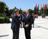 Turkey`s PM officially welcomed to Azerbaijan (PHOTO)
