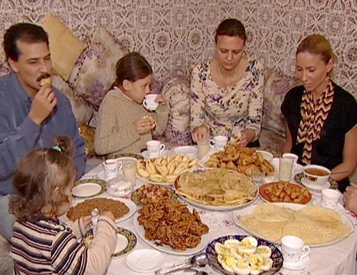 За праздничным столом разговения месяца Рамазан в разных странах (фотосессия)