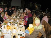 За праздничным столом разговения месяца Рамазан в разных странах (фотосессия)