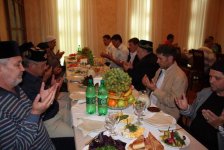 За праздничным столом разговения месяца Рамазан в разных странах (фотосессия)