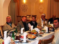 За праздничным столом разговения месяца Рамазан в разных странах (фотосессия)
