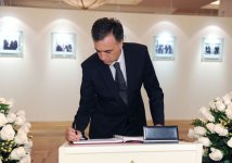 Montenegrin President visits Heydar Aliyev Foundation (PHOTO)