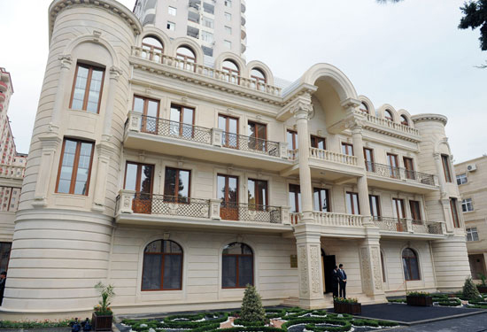 Президент Ильхам Алиев  принял участие в открытии в Баку музыкальной школы имени Гара Гараева (ФОТО)