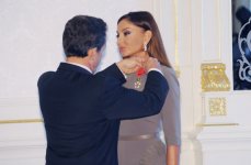 Николя Саркози вручил первой леди Азербайджана орден "Офицер Почетного легиона" (версия 2) (ФОТО)