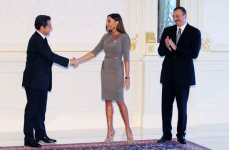 Николя Саркози вручил первой леди Азербайджана орден "Офицер Почетного легиона" (версия 2) (ФОТО)