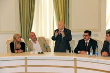 Эмма и Севда отметили в Баку 75-летие отца - известного писателя и журналиста Чингиза Алекперзаде (фотосессия)