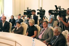 Эмма и Севда отметили в Баку 75-летие отца - известного писателя и журналиста Чингиза Алекперзаде (фотосессия)