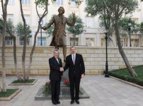 Президенты Азербайджана и Австрии приняли участие в открытии в Баку памятника Моцарту (ФОТО)