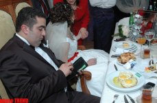 В Баку появились яйца-мутанты! Орхан Рзаев: "Очень выгодно - разбиваешь три яйца, получаешь шесть желтков!"