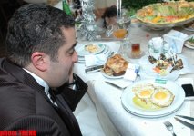 В Баку появились яйца-мутанты! Орхан Рзаев: "Очень выгодно - разбиваешь три яйца, получаешь шесть желтков!"