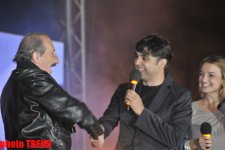 Холодный бакинский ветер согрел солистку группы Ricchi e Poveri (фотосессия)