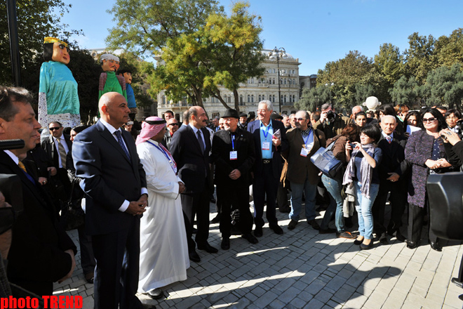 В Баку открылся Международный фестиваль кукольных театров (фотосессия)