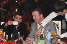 Современный "Мешади-Ибад" против певца, употребляющего виски (фотосессия)