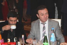 Современный "Мешади-Ибад" против певца, употребляющего виски (фотосессия)