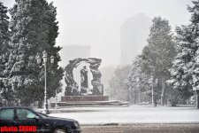 В Баку пошел первый снег (ФОТО)