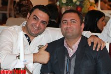 Шоумен Насиб Нур уснул на вечеринке рядом с блондинкой (фотосессия)