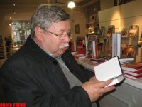 Писатель Натиг Расулзаде читает мысли (фотосессия)